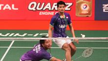 Pebulutangkis ganda putra Indonesia, Angga Pratama/Ricky Karanda Suwardi, saat bertanding melawan pebulutangkis Jepang, Takeshi Kamura/Keigo Sonoda, dalam Kejuaraan Dunia Bulutangkis 2015 di Istora Gelora Bung Karno, Senayan, Jakarta. Kamis (13/8/2015). (