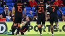 <p>Striker Belanda Wout Weghorst (tengah) merayakan dengan rekan setimnya setelah mencetak gol ke gawang Wales selama pertandingan grup A4 UEFA Nations League di stadion Cardiff City di Cardiff, Wales selatan, Kamis (9/6/2022). Belanda menang tipis atas Wales 2-1. (AFP/Geoff Caddick)</p>