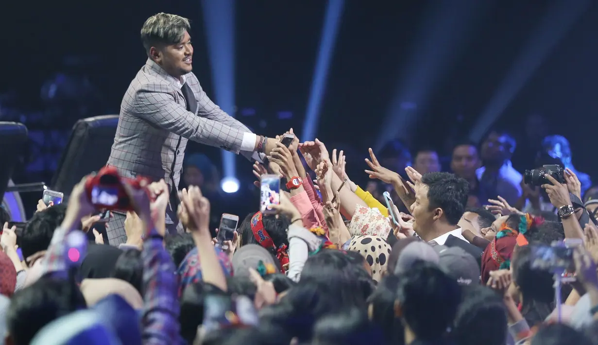 "Indonesia memilih, selamat untuk Maria dan Abdul, kamu melaju ke babak grand final. Berarti Joan, kamu harus pulang malam ini," kata Daniel Mananta di Studio MNC, Kebon Jeruk, Jakarta Barat, Senin (9/4/2018). (Nurwahyunan/Bintang.com)