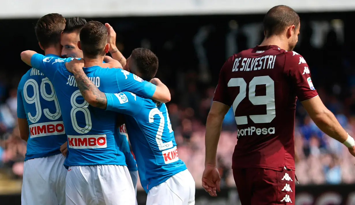 Gelandang Napoli Marek Hamsik merayakan gol bersama rekannya saat melawan Torino dalam pertandingan Liga Italia di San Paolo Comunal Stadium (6/5). (Cesare Abbate / ANSA via AP)