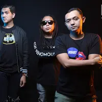 Personel band Naff saat sesi foto di studio Liputan6.com, SCTV Tower, Jakarta, Jumat (24/8). (Liputan6.com/Fatkhur Rozaq)