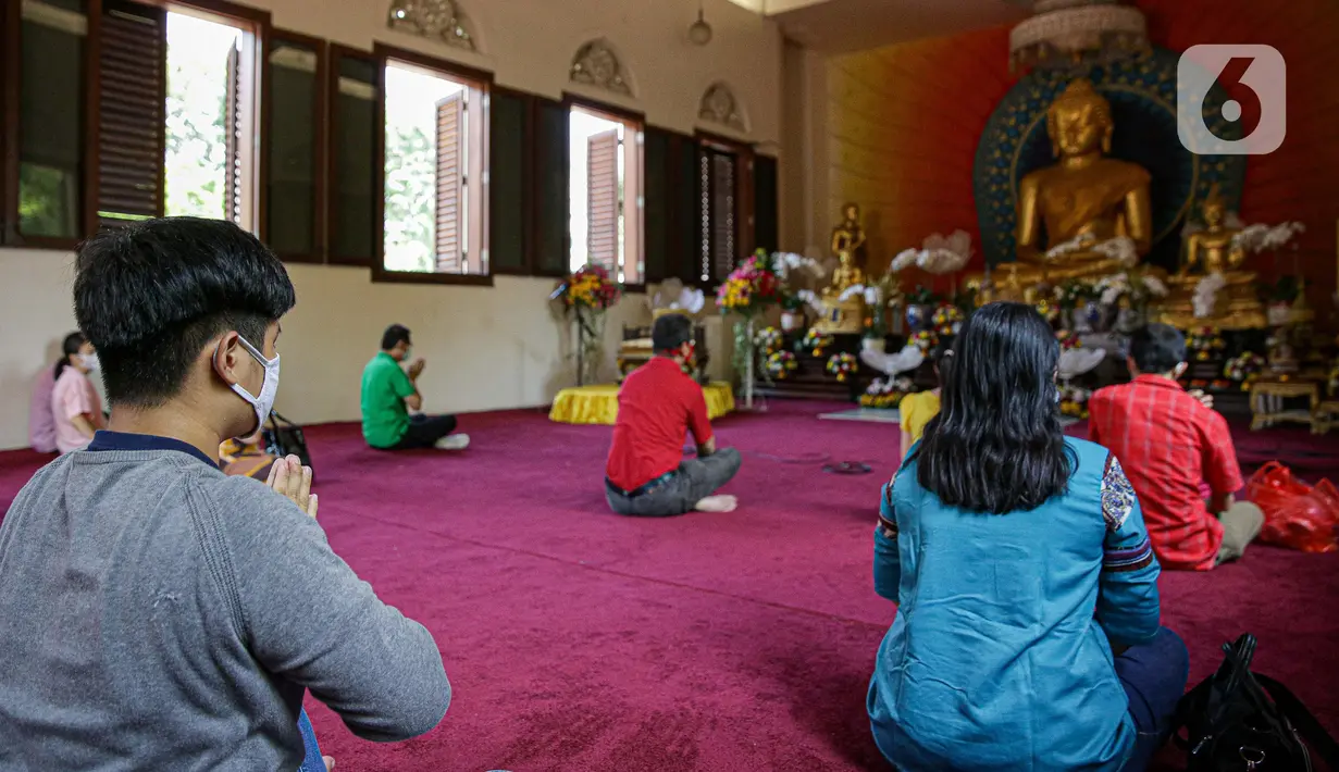 Sejumlah umat Buddha melakukan ibadah Hari Raya Tri Suci Waisak di Vihara Jakarta Dhammacakka Jaya, Rabu (26/5/2021). Pelaksanaan upacara Trisuci Waisak 2565/2021 dirayakan oleh umat Buddha secara terbatas dengan menerapkan protokol kesehatan secara ketat. (Liputan6.com/Faizal Fanani)