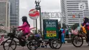Aktivis dari berbagai penggiat lingkungan melakukan aksi damai di Hari Bebas Kendaraan (Car Free Days) di kawasan Bundaran HI, Jakarta,  Minggu (12/3/2023). Selain memperingati Hari Perempuan Internasional, aksi Women Pedal for People Planet tersebut dilakukan guna mengajak masyarakat untuk melakukan perlawanan terhadap krisis iklim yang berdampak pada kehidupan manusia dan ekologi. (Liputan6.com/Angga Yuniar)
