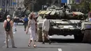 Orang-orang mengunjungi jalan di mana kendaraan militer Rusia yang hancur dipajang menjelang Hari Kemerdekaan di Kiev, Ukraina, Senin (21/8/2023). Ukraina memperingati Hari Kemerdekaan pada 24 Agustus. (AP Photo/Efrem Lukatsky)