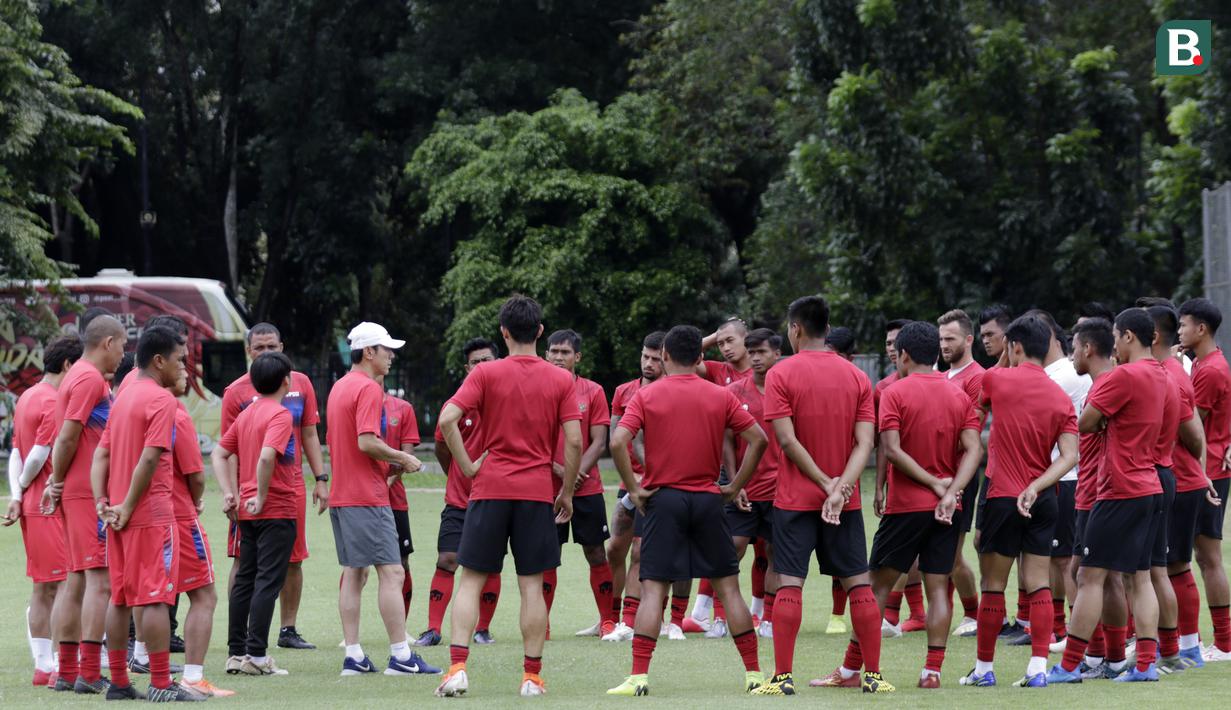 Pelatih Timnas Indonesia, Shin Tae-yong, memberikan arahan kepada anak asuhnya saat latihan di Lapangan G, Senayan, Jakarta, Rabu, (19/2/2020). Pada sesi latihan kali ini Timnas menjalani tes fisik dengan menggunakan alat Smart Gate. (Bola.com/M Iqbal Ich