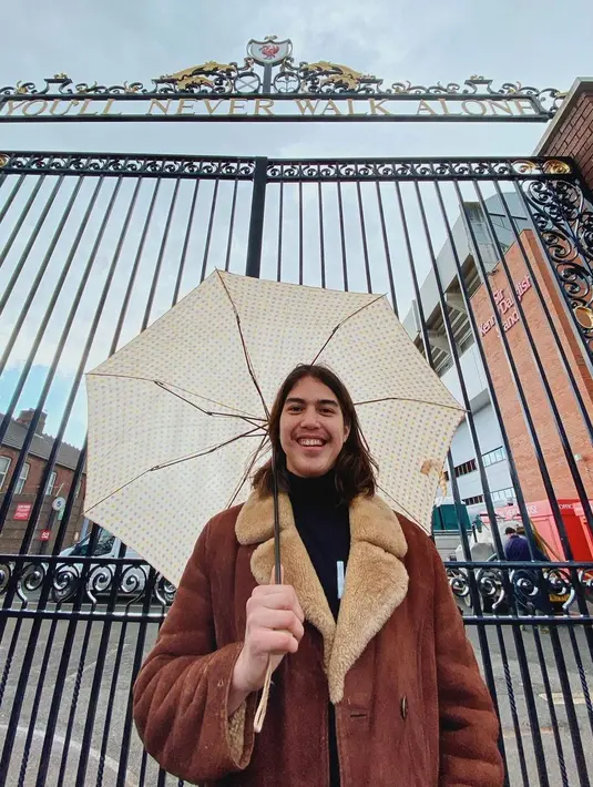 "Iya segitu kurang lebih. Jadi orang-orang yang mau ngelanggar pikir 2 kali. Tapi teknologinya belum segitu canggih sih, cuman aku tetep nggak berani (keluar diem-diem) jadi tetep mematuhi peraturan," sambung El. (Instagram/elelrumi)