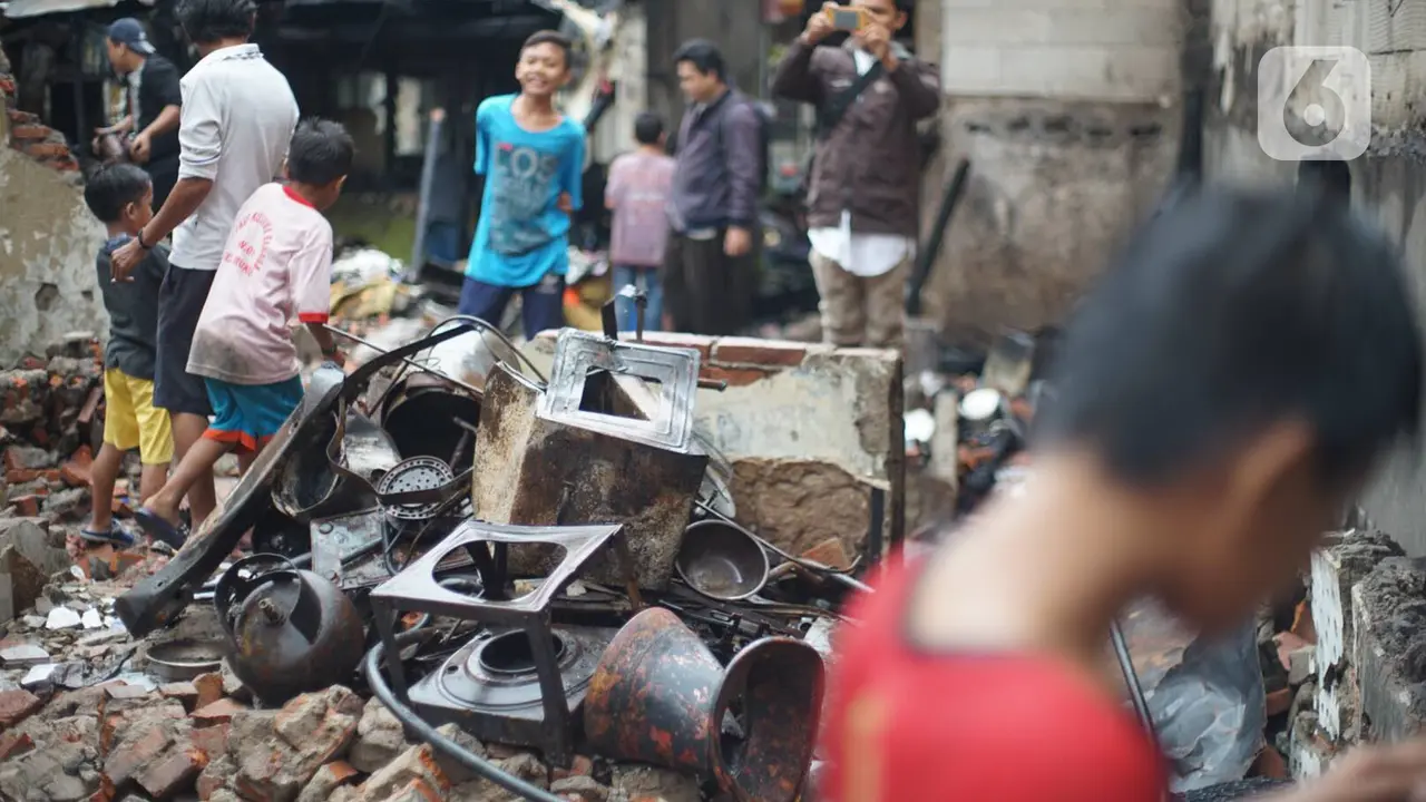 Habis Dilalap Api, Warga Taman Sari Kumpulkan Puing Rumah yang Tersisa