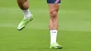 Gelandang Inggris, Jack Grealish melakukan pemanasan saat mengikuti latihan di Tottenham Hotspur training di London (21/6/2021). Hasil seri akan membuat poin dari Inggris dan Ceko tidak terkejar lagi oleh Skotlandia dan Kroasia. (AFP/Justin Tallis)