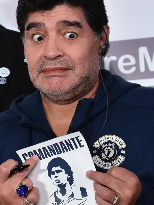 Legenda Argentina, Diego Maradona pada konferensi pers perkenalan dirinya sebagai ketua Dinamo Brest di Belarus, Senin (16/7). Maradona menandatangani kontrak menjadi ketua Dinamo Brest dengan durasi tiga tahun. (AFP PHOTO / Sergei GAPON)