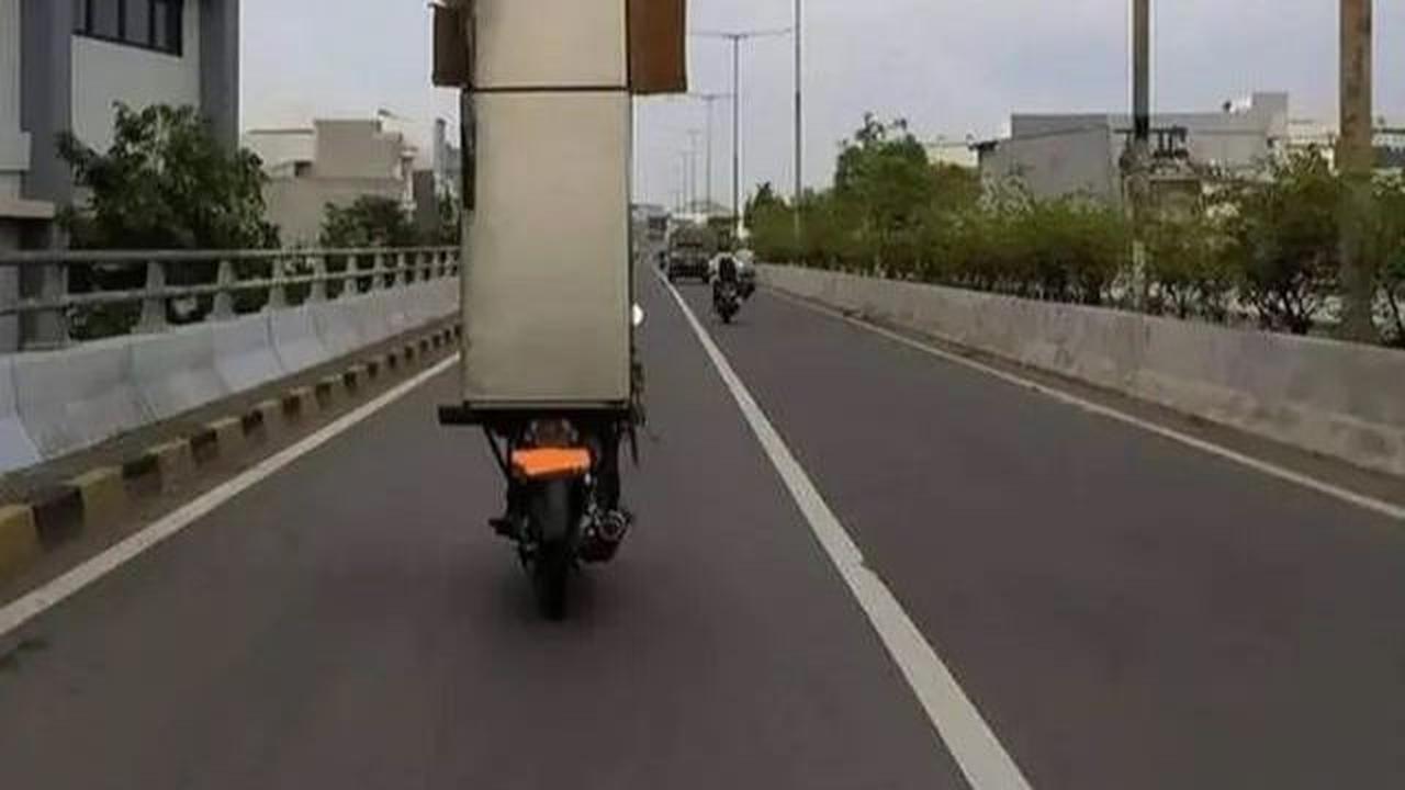 Bukan Motor, Kurir di UAE jadi Sorotan Antar Pesanan Terbang Pakai Jetpack 'Kurirnya Elite