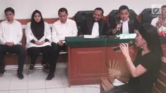Penyanyi Syahrini bersaksi sambil memegang kipas pada sidang kasus First Travel di Pengadilan Negeri Depok, Jawa Barat, Senin (2/4). Saat memberikan kesaksian, Syahrini merasa kepanasan sehingga kipas-kipas dan membuka jaket (Liputan6.com/Herman Zakharia)