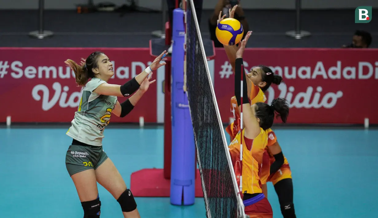 Pemain Bandung BJB Tandamata, Shella Bernadetha Onan (kiri) melakukan spike saat laga lanjutan Proliga 2022 melawan Jakarta Elektrik PLN di Padepokan Voli Jenderal Polisi Kunarto, Sentul, Jumat (21/01/2022). (Bola.com/Bagaskara Lazuardi)