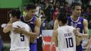 Pebasket Satria Muda memeluk pebasket NSH Jakarta usai  laga semi final IBL 2019 di GMSB Kuningan, Jakarta, Minggu (10/3). Satria Muda menang 72-48 atas NSH Jakarta. (Bola.com/M Iqbal Ichsan)