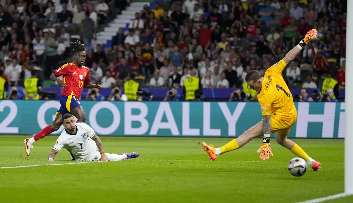 Gelandang Timnas Spanyol, Nico Williams (kiri) mencetak gol pertama timnya ke gawang Timnas Inggris pada laga final Euro 2024 di Olympiastadion, Berlin, Jerman, Minggu (14/7/2024). (AP Photo/Manu Fernandez)