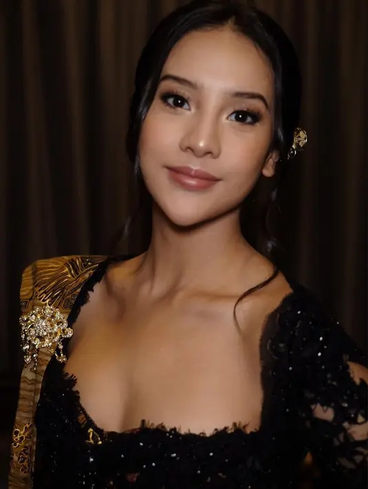 Disempurnakan dengan makeup natural glam dari MUA Vina Vania dan hair do oleh Elyas Haruna, pesona Anya tak kalah dari kontestan ajang kecantikan. [@vinaavaniaa]