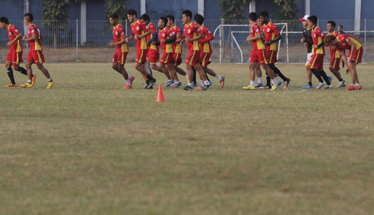Para punggawa Naga Mekes berlari ringan saat latihan jelang laga Piala Presiden melawan Arema Cronus di Lapangan Bea Cukai, Jakarta, Senin (12/10/2015). (Bola.com/Vitalis Yogi Trisna)