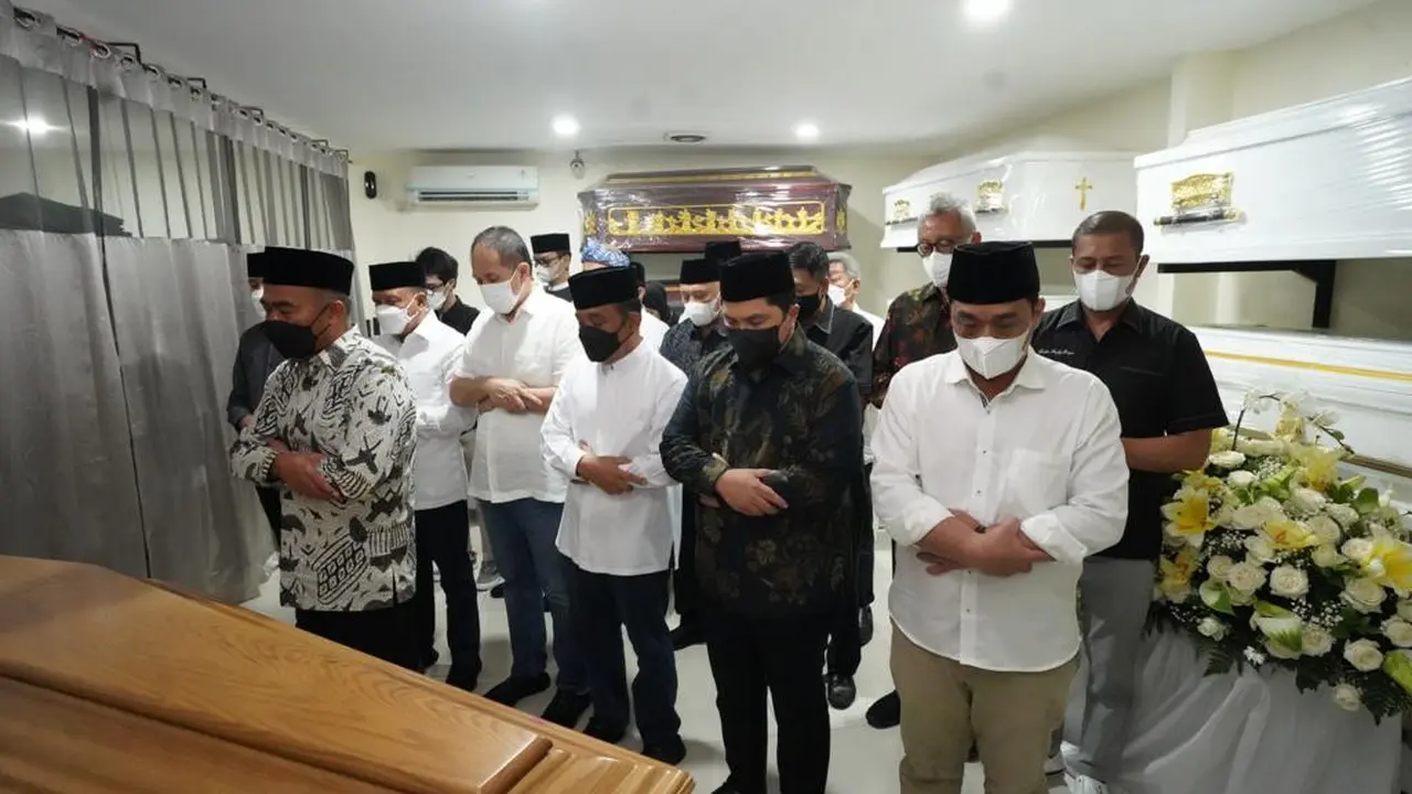 Menteri BUMN Erick Thohir ikut menyambut kedatangan jenazah putra Gubernur Jawa Barat Ridwan Kamil