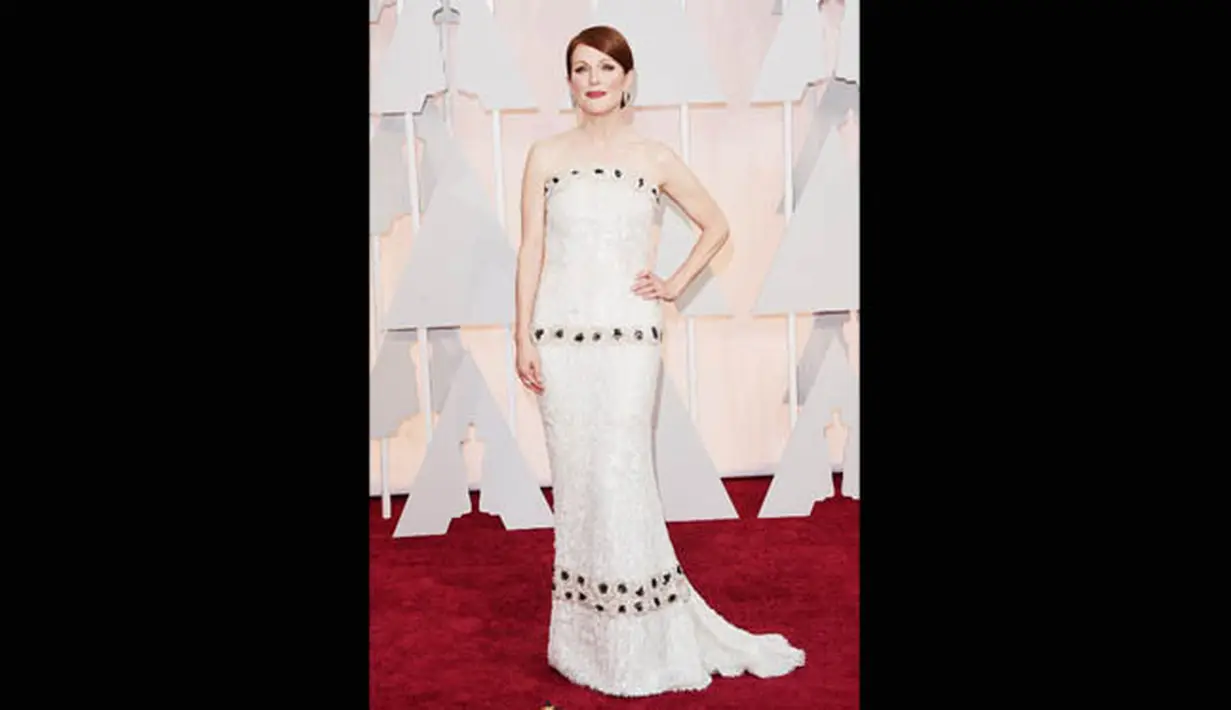 Nominator aktris terbaik, Julianne Moore tampil memesona di red carpet Oscar 2015 di Los Angeles, Hollywood, Minggu (22/2). (Jason Merritt/Getty Images/AFP)