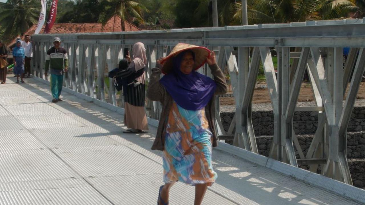 Jembatan baru dibangun sebagai pengganti jembatan sebelumnya yang juga roboh akibat banjir pada Juli 2023 lalu.