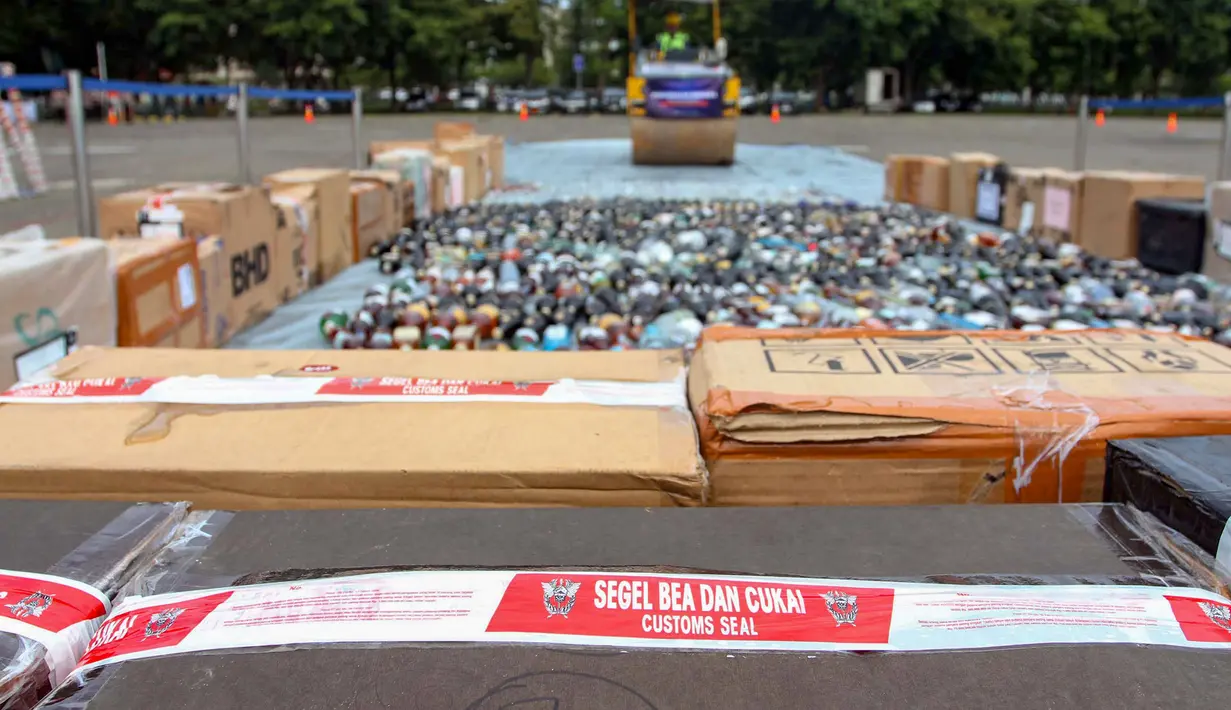 Pemusnahan ini menjadi bukti komitmen pemerintah dalam menjaga penerimaan negara dan menciptakan iklim usaha yang sehat. Tampak dalam foto, petugas melakukan pemusnahan barang ilegal hasil penindakan di bidang kepabeanan dan cukai di ICE BSD City, Tangerang, Rabu (12/11/2025). (merdeka.com/Arie Basuki)