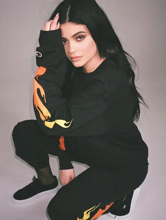 Kabarnya, ayah Travis adalah seorang pecandu narkoba dan obat-obatan terlarang. Bahkan, rumornya ayah Travis itu sempat berada di dalam kurungan penjara. (Instagram/kyliejenner)