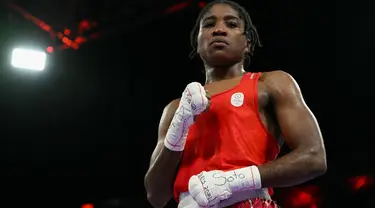 Reaksi petinju kontingen pengungsi, Cindy Ngamba setelah mengalahkan petinju Prancis Davina Michel pada perempat final kelas 75kg putri Olimpiade Paris 2024 di North Paris Arena, Minggu (4/8/2024). (MOHD RASFAN / AFP)