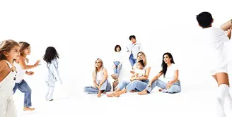 Kris Jenner menunggah kartu Natalnya lewat beberapa postingan di Instagram. (instagram/krisjenner)
