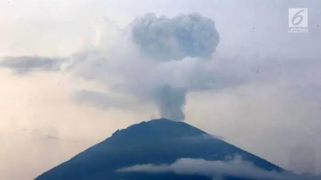 Erupsi Gunung Agung menimbulkan sejumlah problematika salah satunya kesehatan. Intip cara berikut agar tetap bugar saat hujan abu vulkanik.