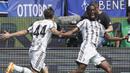 Selebrasi pemain Juventus, Samuel Iling-Junior (kanan), setelah mencetak gol pembuka bagi timnya ke gawang Atalanta di menit ke-56 pada pekan ke-34 Liga Italia 2022/2023 yang berlangsung di Gewiss Stadium, Minggu (7/5/2023). (AP/LaPresse/Spada)