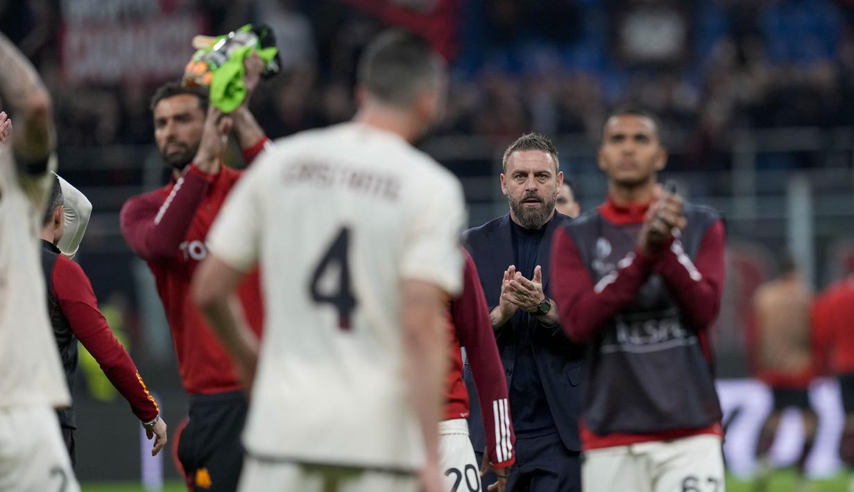 Pelatih AS Roma, Daniele De Rossi, merayakan kemenangan atas AC Milan pada laga Perempat final Liga Europa di Stadion San Siro, Jumat (12/4/2024). Hasil ini membuat AS Roma di atas angin. Namun AC Milan masih punya kans untuk membalikkan skor di leg kedua di Olimpico. (AP Photo/Antonio Calanni)