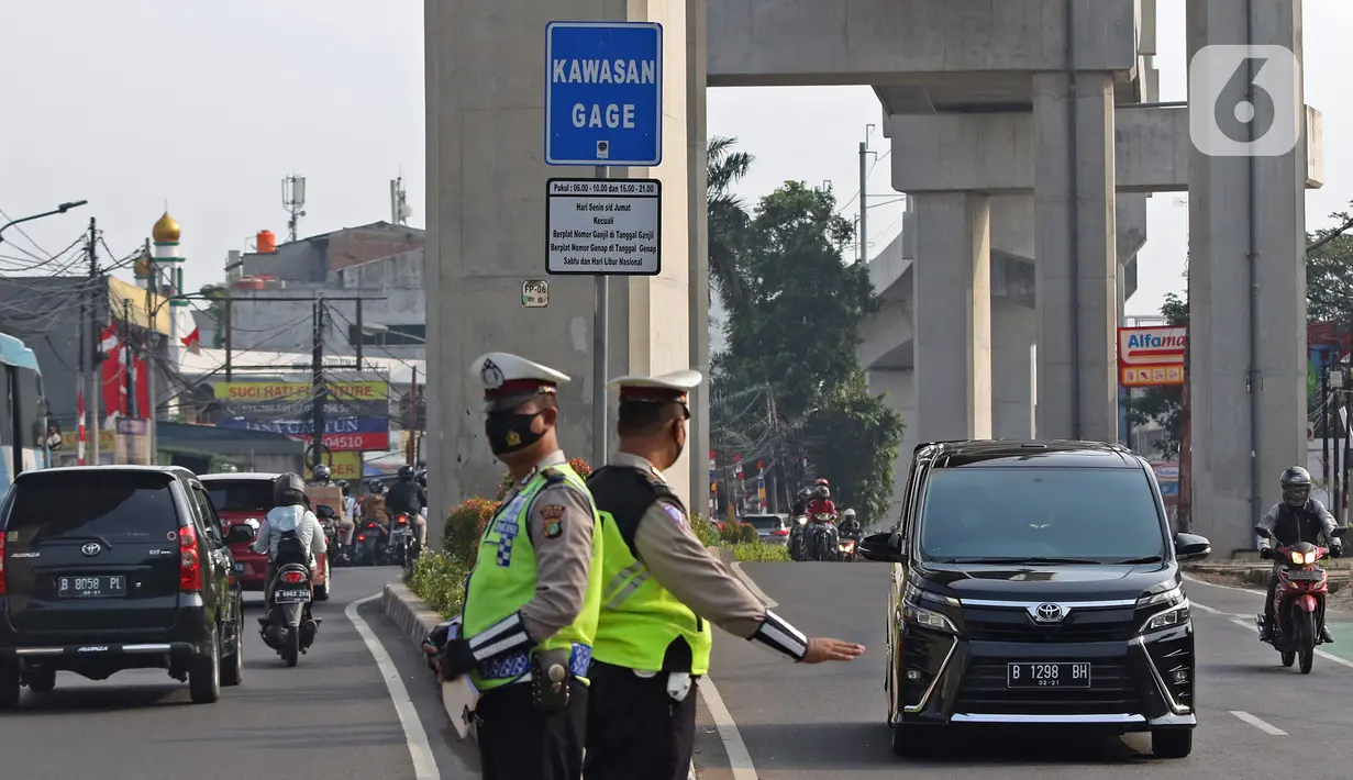 Polisi merazia kendaraan di kawasan Fatmawati, Jakarta, Senin (10/8/2020). Ditlantas Polda Metro Jaya kembali menerapkan sanksi tilang terhadap kendaraan roda empat yang melanggar peraturan ganjil genap di masa Pembatasan Sosial Berskala Besar (PSBB) transisi. (Liputan6.com/Herman Zakharia)