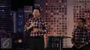 Gaya Basuki T Purnama (Ahok) saat memaparkan visi misi pada debat perdana Cagub DKI Jakarta di Bidakara, Jakarta, Jumat (13/1). Ahok akan atasi kemiskinan tanpa bantuan tunai. (Liputan6.com/Faizal Fanani)