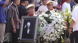 Suasana pemakaman pengacara senior Adnan Buyung Nasution di TPU Tanah Kusir, Jakarta, Kamis (24/9/2015). Adnan meninggal dunia pada Rabu (23/9) di RSPI setelah dirawat karena mengalami gangguan jantung dan ginjal. (Liputan6.com/Angga Yuniar)