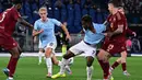 Gelandang Lazio, Fisayo Dele-Bashiru (kedua kanan) berebut bola dengan Gianluca Mancini (AS Roma) saat laga pekan ke-32 Serie A Italia musim 2024/2025 di Stadion Olimpico, Roma, 13 April 2025 atau Senin (14/4/2025) dini hari WIB. (Tiziana FABI/AFP)