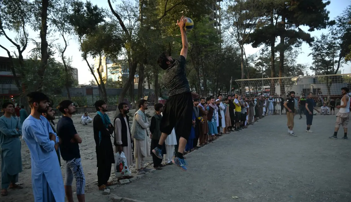 Para pemuda bermain bola voli di Shahr-e Naw Park, Kabul, Afghanistan, 9 September 2021. Taliban menguasai Afghanistan setelah pasukan Amerika Serikat meninggalkan negara tersebut. (HOSHANG HASHIMI/AFP)