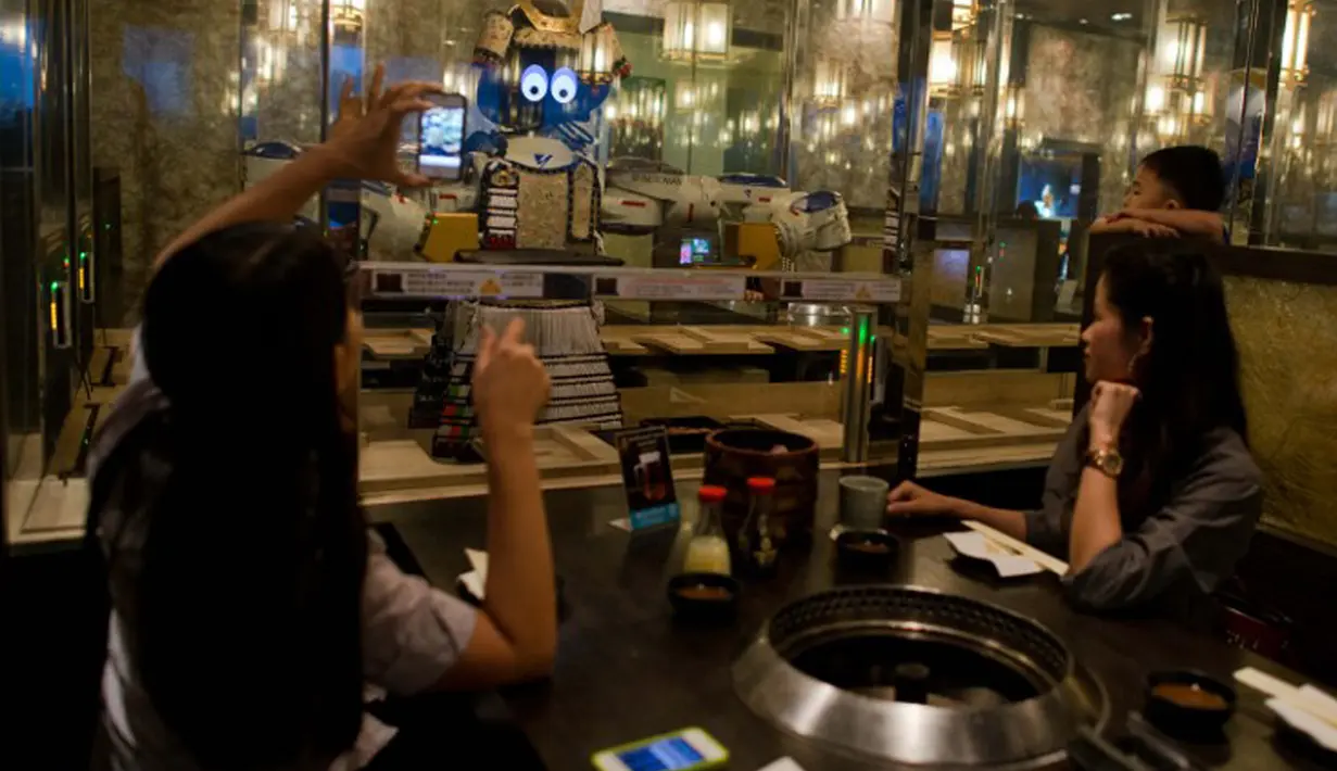 Hajime Robot Restoran adalah restoran Jepang di Bangkok, Thailand yang menampilkan pelayan robot sebagai atraksi utama. Restoran ini menjadi restoran robot pertama di Thailand. Pelayan robot dapat menyajikan hidangan tanpa bantuan manusia. (AFP PHOTO)