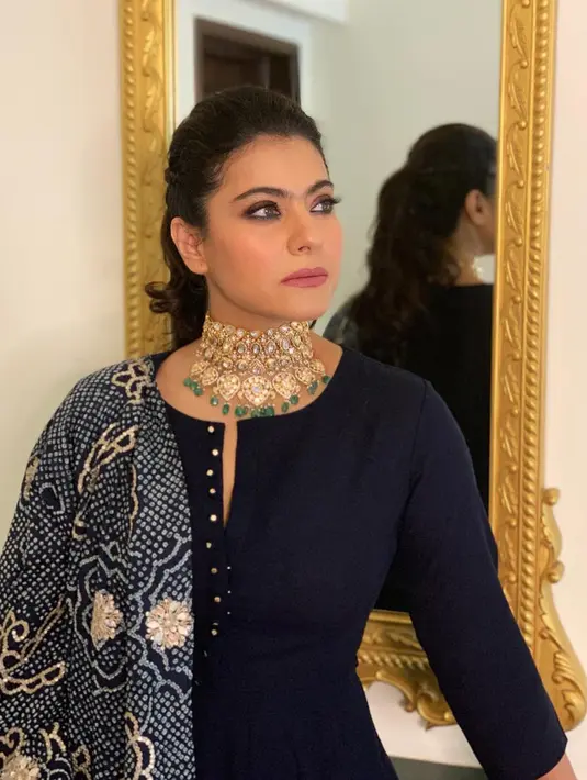 Kajol mulai menjalani karier sebagai aktris di tahun 1992 dalam film Baekhudi. (Liputan6.com/IG/@kajol)