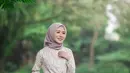 Kombinasi warna hijab soft seperti mauve yang dikenakan Ayana Moon juga cocok dipadukan dengan baju cream yang lembut. [Foto: IG/xolovelyayana].