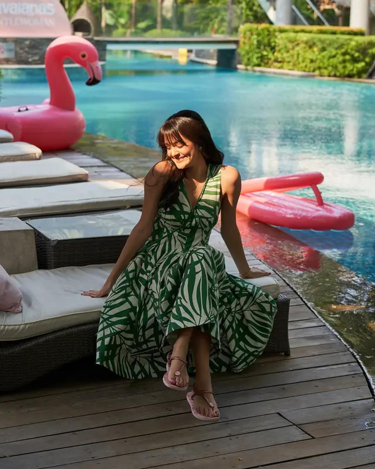 Mengintip beda gaya pantai dari dua selebritas ternama Tanah Air, Amanda Rawless dan Nia Ramadhani yang bisa jadi inspirasi. [Dok/Havaianas].