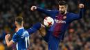 Pemain Barcelona, Gerard Pique berebut bola dengan pemain Espanyol, Leo Baptistao pada laga leg kedua perempat final Copa del Rey di Camp Nou, Kamis (25/1). Tiket semifinal berhasil diraih Barcelona usai mengalahkan Espanyol 2-0. (AFP PHOTO/LLUIS GENE)