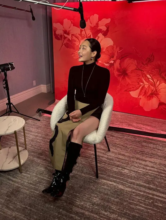 Ia padukan Open-Front Skirt with Short seharga Rp52juta dan Turtleneck Sweater Rp32jutaan. [Dior]