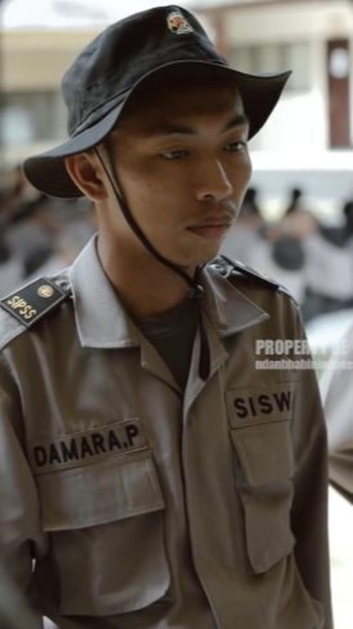 Saat bekerja itulah, Damara melihat pengumuman dari Kapolri bahwa teman-teman disabilitas bisa menjadi anggota Polri.<br>