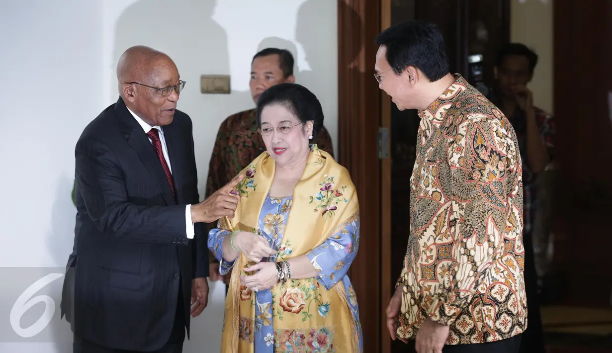 Presiden RI ke lima Megawati Soekarnoputri (tengah) bersama Cagub DKI Jakarta Basuki T Purnama menerima kedatangan Presiden Afrika Selatan Jacob Zuma di kediamaan Megawati, Jakarta, Rabu (8/3). (Liputan6.com/Faizal Fanani)