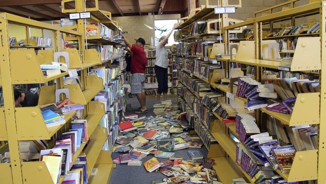 Kern County Library juga tampak berantakan (AP)