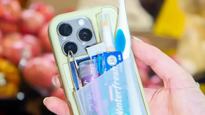 Viral! Casing HP Rp1,3 Jutaan dengan Pouch Elastis yang Bisa Muat Lip Gloss sampai AirPods