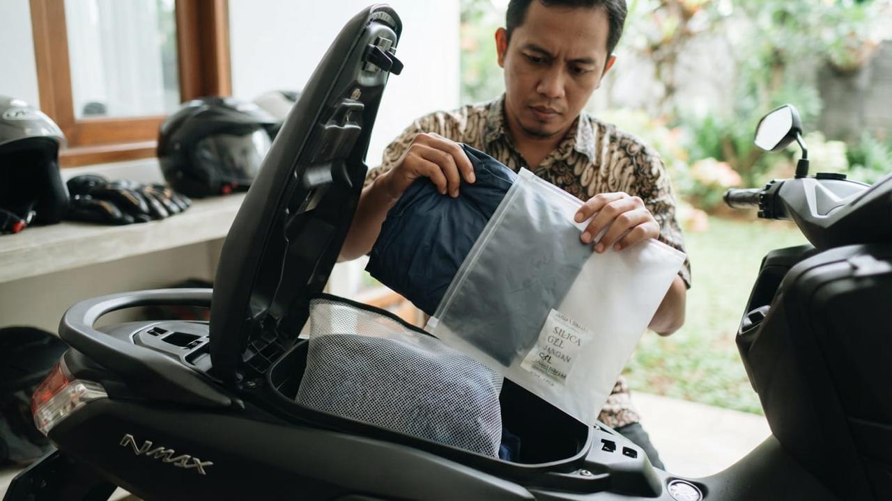 5 Cara Menyimpan Jas Hujan Agar Tidak Cepat Berjamur, Bebas Apek