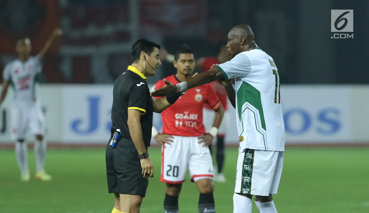 Pemain PS TNI, Franklin Anzite Touadere (kanan) melakukan protes kepada wasit Alireza Faghani saat melawan Persija pada lanjutan Liga 1 Indonesia di Stadion Patriot Candrabhaga, Bekasi, Sabtu (30/9). Persija menang 4-1. (Liputan6.com/Helmi Fithriansyah)