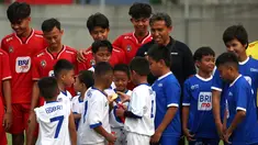 Pelatih kepala Timnas Indonesia U-16, Bima Sakti diserahi tanggung jawab oleh Ketua Umum PSSI, Erick Thohir untuk membangun skuad Timnas Indonesia U-16 yang akan dikirim mengikuti pemusatan latihan Aspire Academy di Doha, Qatar selama beberapa bulan. Langkah awal telah diambil dengan menyeleksi 56 pemain yang kini menjadi bagian skuad sementara Timnas Indonesia U-16 dalam acara bertajuk "BRImo Future Garuda" yang dihadiri oleh 5 legenda sepak bola dunia yang memberikan motivasi dan coaching clinic kepada para peserta di Stadion BRI BRILiaN, Fatmawati, Jakarta Selatan, Selasa (30/5/2023). Seperti apa suasananya? (Bola.com/Bagaskara Lazuardi)