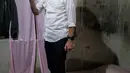 Calon presiden nomor urut 3 Ganjar Pranowo bersiap untuk beristirahat saat menginap di rumah warga di Tegal, Jawa Tengah, Rabu (10/1/2024). (Liputan6.com/Faizal Fanani)