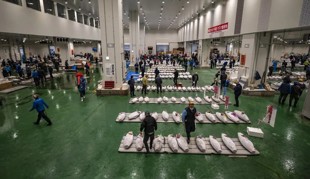 Suasana lelang tuna di Pasar Toyosu, Tokyo, Jepang, 5 Januari 2021. Tuna termahal tahun ini diperoleh oleh tengkulak terkenal bernama Yukitaka Yamaguchi. (Philip FONG/AFP)